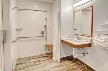 Room, 1 King Bed, Accessible (Mobility & Hearing, Roll-in Shower)