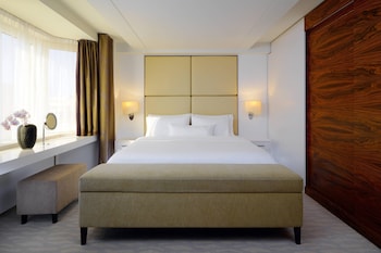 Suite, 1 King Bed, Corner