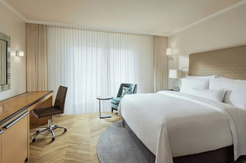 Superior Room, 1 King Bed, Garden View