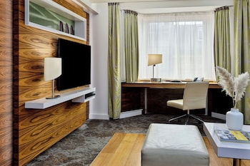 Suite, 1 King Bed, Corner