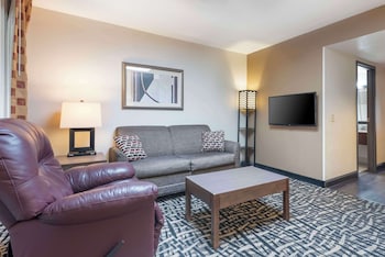 Business Suite, 2 Queen Bed with Sofa bed, Non Smoking (Upper Floor-No Elevator)