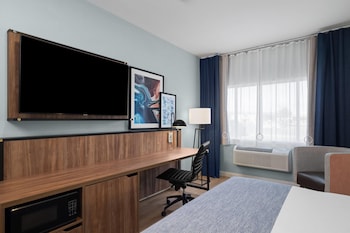 Room, 1 King Bed, Mobility Accessible, Non Smoking (Hearing, Roll-in Shower)