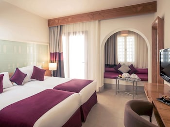 Standard Room, 2 Twin Beds, Pool View