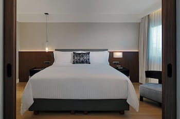 Suite, 1 King Bed with Sofa bed, Park View, Corner (Corner)