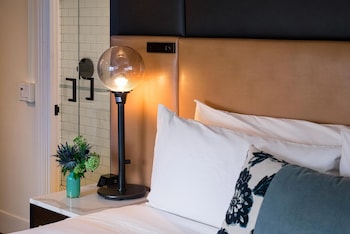 Room, 1 Queen Bed, Accessible (Mobility & Hearing, Roll-In Shower)
