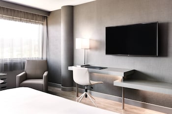 Room, 1 King Bed, Corner (Mobility Accessible, Tub)
