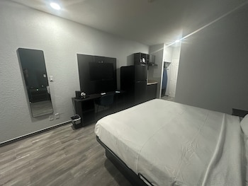 Standard Room, 1 King Bed, Non Smoking, Kitchen
