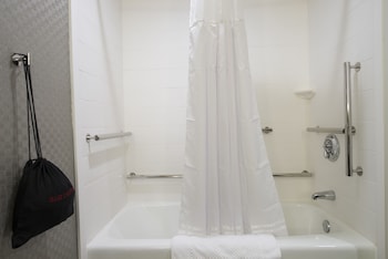 Room, 1 King Bed, Accessible, Bathtub