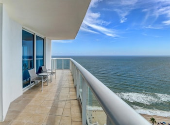 Suite, 1 King Bed, Accessible, Oceanfront