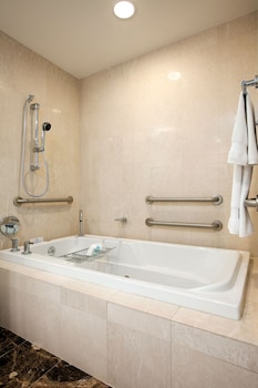 Studio Suite, 1 King Bed, Ocean View, Mobility Bathtub