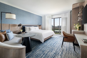 Room, 1 King Bed, Balcony (Corner)
