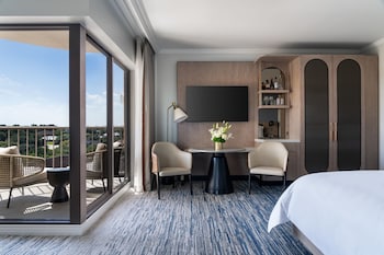 Room, 1 King Bed, Balcony (Corner)