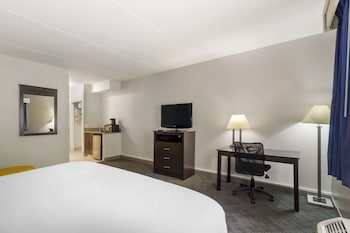 Suite, 1 King Bed with Sofa bed, Non Smoking