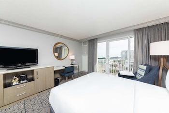 2 Queen Beds accessible coastal view w/ full sized balcony