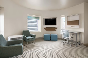 Suite, 1 King Bed, Roll-in Shower (Communications Accessible)