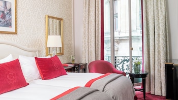 Classic Room, 2 Twin Beds, Balcony (Opera View)
