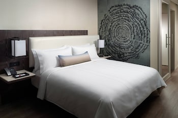 Room, 1 King Bed, Pool View (Balcony)