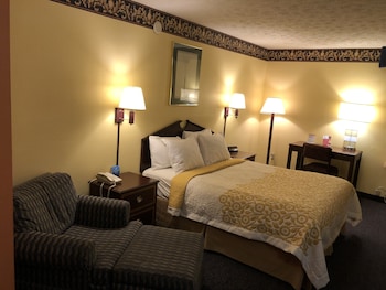 Standard Room, 1 Queen Bed, Refrigerator