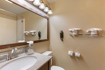 Standard Room, 1 Queen Bed, Non Smoking, Refrigerator & Microwave