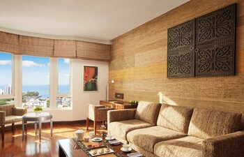 Executive Suite, 1 King Bed, City View