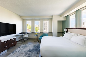 Room, 1 King Bed, Mobility Accessible, Microwave