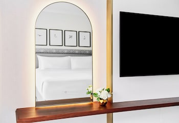 Junior Suite, 1 King Bed, Mobility Accessible (Accessible Tub)