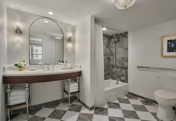 Classic Room, 2 Double Beds, Mobility Accessible (Accessible Tub)