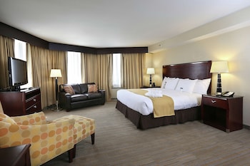 Deluxe Room, 1 King Bed, Refrigerator, Mountain View