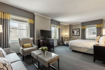 Deluxe Room, 1 King Bed, City View, Corner