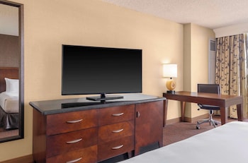 Room, 1 King Bed, Accessible (Mobility & Hearing, Roll-in Shower)
