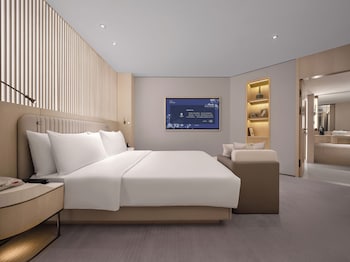 Jinling Tower Magic Three-Bedroom Family Room