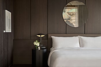 Deluxe Room, 1 King Bed, Corner