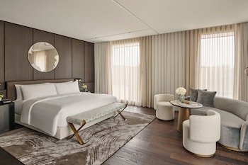 Deluxe Room, 1 King Bed, Corner