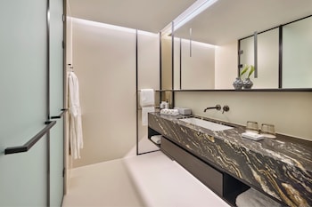 Deluxe Room, 1 King Bed, Corner