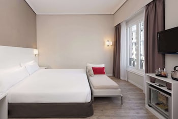 Room (Superior Gran Via View Queen Bed 2+1)
