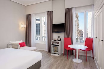 Room (Superior Gran Via View Queen Bed 2+1)