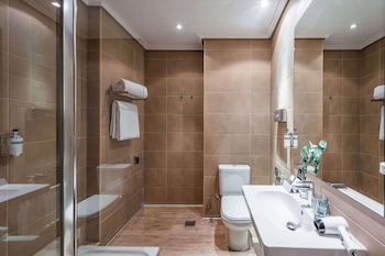 Room (Superior Gran Via View Queen Bed 2+1)