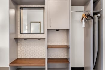 Premium Room, 1 King Bed, Accessible (Communications)