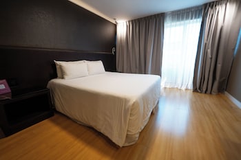 Standard Room, 1 Queen Bed