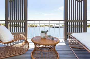 Grand Bungalow, Overwater