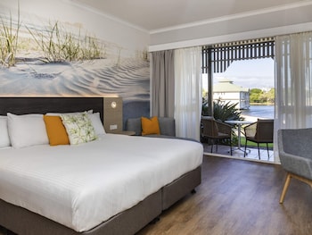 Superior Room, 1 King Bed, Lagoon View