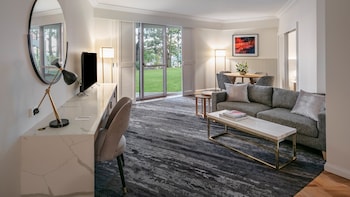 Suite, 1 King Bed with Sofa bed, Non Smoking (Queenslander)
