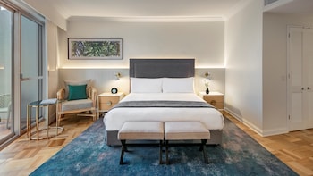 Classic Room, 1 King Bed, Club Lounge Access, Marina View