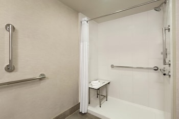 Deluxe Room, 1 King Bed, Accessible, Bathtub (Mobility and Hearing)