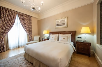 Deluxe Pera Side Room with King Bed