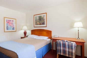 Standard Room, 1 Queen Bed