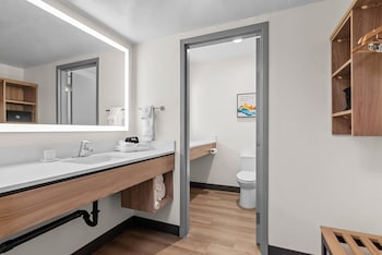 Suite, 1 King Bed, Non Smoking