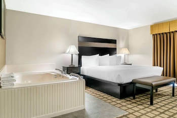 Standard Room, 1 King Bed, Hot Tub, Courtyard Area