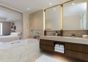 Deluxe Room, 1 King Bed, Lake View