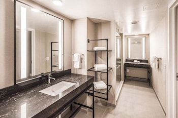 Romulus Executive, 2 Queens